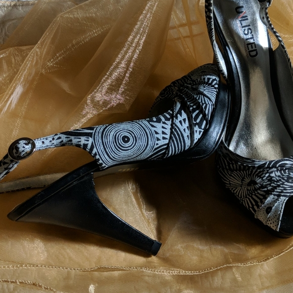 Kenneth Cole Peep Toe Pumps, size 6.5 - Picture 2 of 4